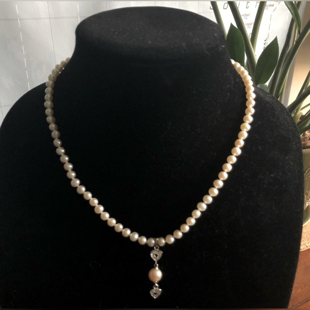 Elegant Vintage Pearl Necklace with Heart Accents